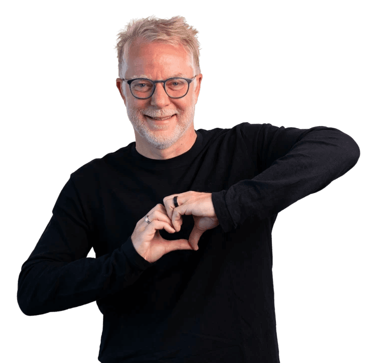 Johannes Lemminger formt ein Herz mit den Händen
