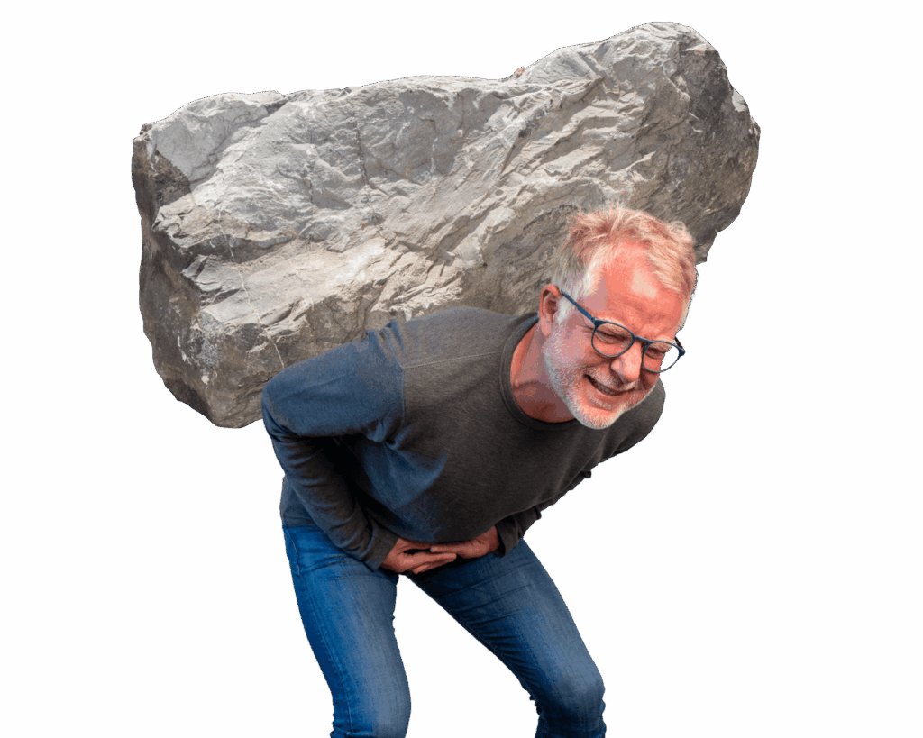 Johannes trägt gebückt einen schweren Felsen auf dem Rücken