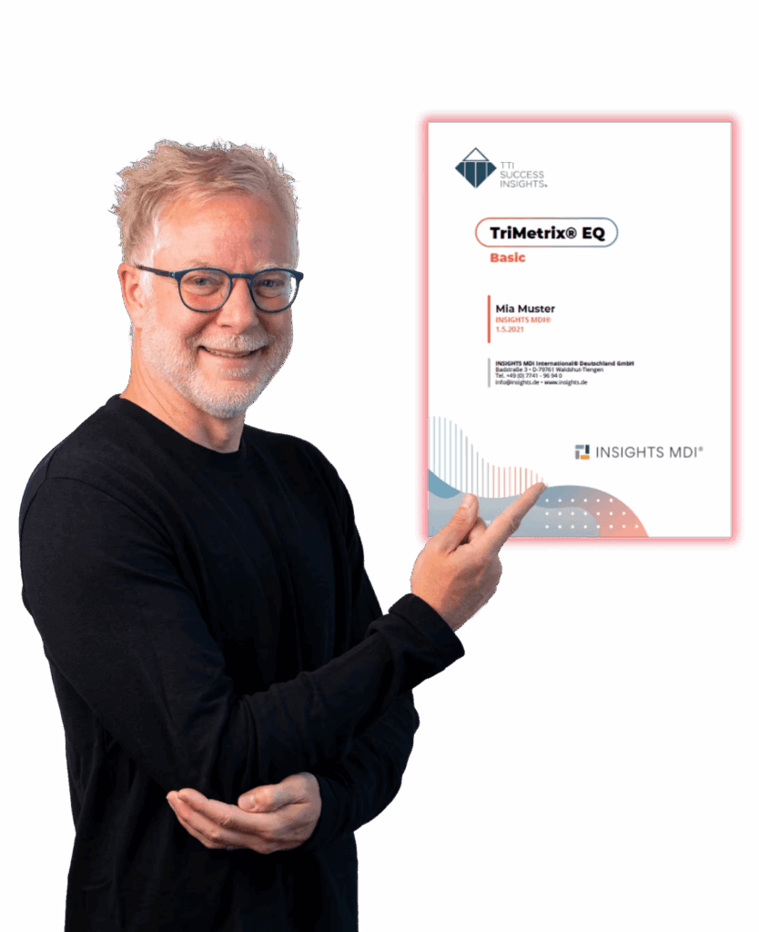 Johannes Lemminger zeigt auf den INSIGHTS MDI®-Musterbericht