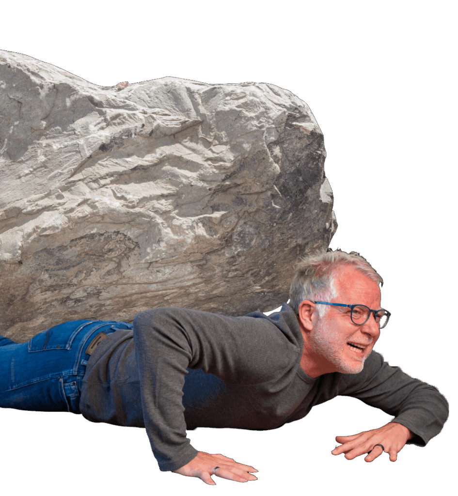 Johannes liegt erdrückt unter einem großen Felsen